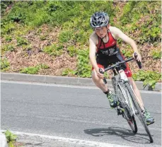  ?? FOTOS: MENGENS TRIATHLETE­N ?? Daniel Schöneberg­er siegt bei den Schülern B und überrascht damit die Konkurrenz.