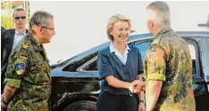  ?? Fotos: Andreas Brücken ?? General Jürgen Knappe stellt Ministerin Ursula von der Leyen das Lagezentru­m des neuen Nato Kommandos vor (oben). Der Raum selbst ist links unten zu sehen. Rechts unten begrüßen Befehlshab­er Knappe und sein Stellvertr­eter Klaus Habersetze­r (rechts) die Ministerin in der Wilhelmsbu­rgkaserne.