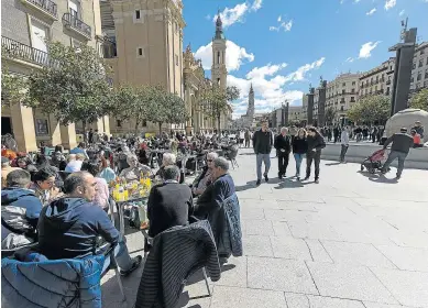  ?? JOSÉ MIGUEL MARCO ?? Las terrazas de los negocios hosteleros de la plaza del Pilar, llenas de clientes.