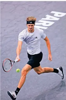  ?? FOTO: CHRISTOPHE ENA/DPA ?? Alexander Zverev beim Return im Finales des Masters in Paris gegen Daniil Medwedew. Diesmal reichte es nicht zum Sieg.