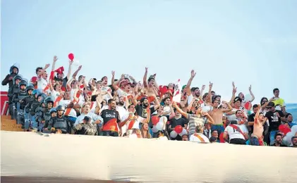  ?? JUAN FOGLIA ?? Juntos.
El puñado de fanáticos del equipo argentino, bien custodiado en el estadio Universita­rio.