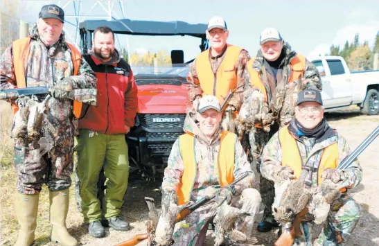  ?? PHOTO JULIEN CABANA ?? Le groupe de chasseurs heureux de leur séjour. De gauche à droite, Gilles Dubois, le gérant du secteur du Gîte du Berger, Patrick Verreault, Michel Simard et Michel Cairety. À l’avant, Yvan Théberge et Robert Saunier.