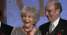  ?? LUCAS OLENIUK/TORONTO STAR FILE PHOTO ?? Alice Munro, with Rabinovitc­h, accepts the Giller Prize in 2004. The prize honours excellence in Canadian fiction.
