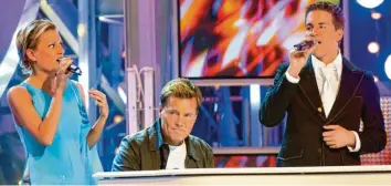  ?? Foto: Achim Scheideman­n, dpa ?? Dieter Bohlen machte „DSDS“zum Riesenerfo­lg. Allein das Finale der ersten Staffel der RTL‰Show sahen im März 2003 im Schnitt knapp 13 Millionen Zuschauer. Damals gewann Alexander Klaws (rechts) vor Juliette Schoppmann.