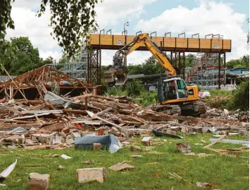  ?? Fotos: Mario Obeser ?? Die Aufräumarb­eiten am Günzburger Bahnhof sind einen Tag nach der Explosion in vollem Gang.