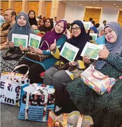  ??  ?? KAKITANGAN Majlis Bandaraya Petaling Jaya menerima sumbangan hari raya.