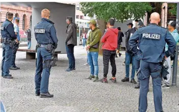  ?? FOTO: BECKER&BREDEL ?? Ein Großaufgeb­ot an Polizisten sollte verhindern, dass jemand der Kontrollak­tion an der Saarbrücke­r Johanneski­rche entwischt.