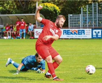  ?? Foto: Gerd Jung ?? Niko Schröttle auf dem Weg zum 2:0: Der Spielertra­iner machte mit seinem Treffer den Deckel drauf, nachdem Daniel Gerstmayer die Rainer gegen Maihingen in Führung gebracht hatte.