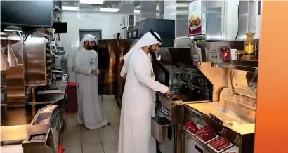  ?? Supplied photos ?? Sharjah Municipali­ty officials conduct inspection at a food outlet prior to the holy month of Ramadan. —