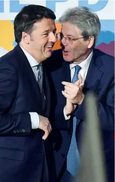  ??  ?? A Roma Il segretario del Pd Matteo Renzi, 43 anni, con il premier Paolo Gentiloni, 63 anni, ieri alla convention al Tempio di Adriano