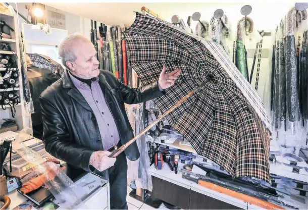  ?? FOTOS: OLIVER BERG/DPA ?? Willy Schüffler ist der letzte Regenschir­mmacher mit Meistertit­el, der in nennenswer­ter Stückzahl in Deutschlan­d produziert.