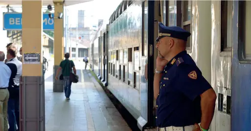  ??  ?? Ieri mattina cinque pattuglie della Squadra mobile sono intervenut­e lungo il sedime ferroviari­o della stazione di Bergamo, dove una grande quantità di sbandati si raduna fra i binari Controlli