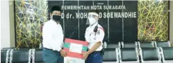  ?? BNI FOR JAWA POS ?? SAMPAIKAN LANGSUNG: Perwakilan dari BNI Syariah saat memberikan bantuan kepada salah seorang satpam di RSUD dr Mohamad Soewandhie.