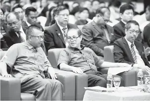  ??  ?? URUS PEKERJA ASING: Amir ketika hadir merasmikan Sesi Town Hall Pengurusan Pekerja Asing di Malaysia anjuran Jawatankua­sa Bebas Pengurusan Pekerja Asing di sebuah hotel terkemuka di Kuching, semalam.