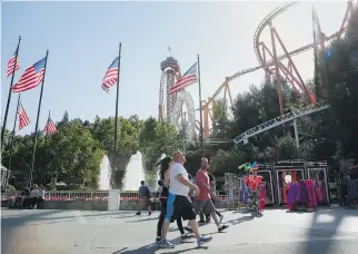  ?? PATRICK T. FALLON/BLOOMBERG ?? A trip to Six Flags Magic Mountain in Valencia, Calif., offered Peter Hodson a chance to teach his children about the stick market.