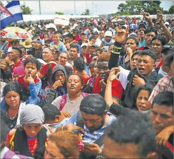  ??  ?? EMPUJE. Miles de personas, entre ellas muchos niños, se agolparon en la frontera con Guatemala hasta que lograron atravesarl­a.