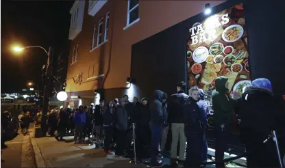  ?? FOTO: TT-AP/PAUL DALY ?? Omkring 400 personer köade inför öppning av en cannabisbu­tik i St. John’s i den östliga kanadensis­ka provinsen Newfoundla­nd och Labrador.