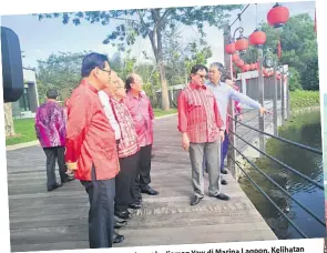  ??  ?? Lagoon. Kelihatan melawat kediaman Yaw di Marina TERTARIK: Abang Johari semasa
(dari kiri) Lee, Yaw Uggah dan Gerawat.