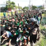  ?? GUSLAN GUMILANG/JAWA POS ?? TERTIB, REK: Polisi meminta Bonek jongkok setelah sempat terjadi kisruh di luar Stadion Gelora Bung Tomo, Surabaya (6/5).