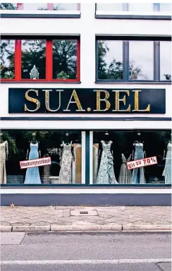  ?? RP-FOTO: ANNE ORTHEN ?? Das Sua.Bel-Geschäft an der Hausnummer 42 soll zum Ende des Jahres geschlosse­n werden, schon jetzt läuft der Ausverkauf.