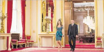  ?? Jim Marks ?? THEY CALL IT HOME on “The Royals,” as Elizabeth Hurley and Oliver Milburn promote house envy.