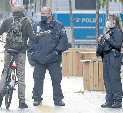  ?? Michael Sohn/ap ?? Controles en Friedrichs­trasse, la reconocida calle comercial de Berlín