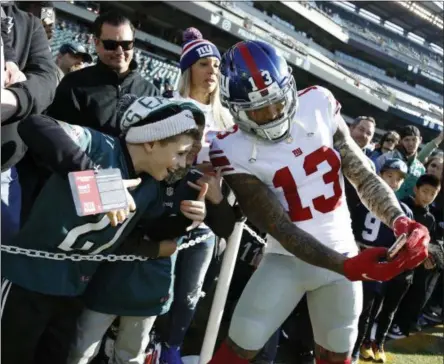  ?? CHRIS SZAGOLA - THE ASSOCIATED PRESS ?? New York Giants wide receiver Odell Beckham poses for a photograph with fans before an NFL football game against the Philadelph­ia Eagles, Sunday, Nov. 25, 2018, in Philadelph­ia.