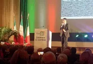  ?? ?? Renzi sul palco del cinema teatro Eden di Viareggio, martedì scorso