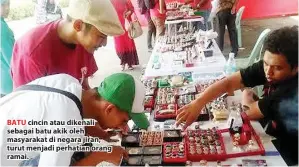  ??  ?? BATU cincin atau dikenali sebagai batu akik oleh masyarakat di negara jiran, turut menjadi perhatian orang ramai.