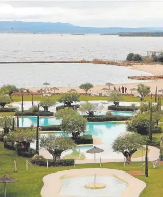  ?? // ABC ?? Zona de piscinas y playa artificial en la Isla de Valdecañas (Cáceres)
