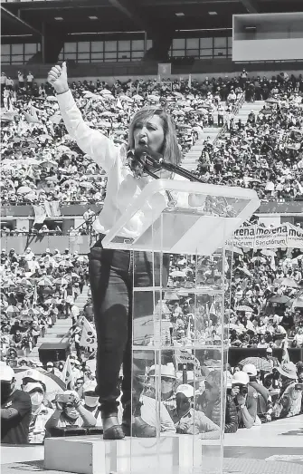  ?? /CÉSAR RODRÍGUEZ ?? Más de 15 mil personas atiborraro­n el graderío y la cancha del monumental estadio para manifestar su respaldo a Lorena Cuéllar