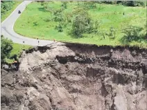  ?? CORTESÍA ?? Daño. La mesa de la vía colapsó por la acción erosiva del río Coca.