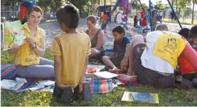  ?? JACQUES NADEAU LE DEVOIR ?? Depuis 1982, des animateurs de Livres dans la rue portaient livres et lectures aux enfants des milieux défavorisé­s, venant à leur rencontre dans les parcs de la ville de Montréal, dans les HLM et les services de garde.