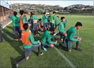  ?? ISTIMEWA ?? SEMANGAT: Para pemain timnas U-19 dalam latihan sebelum melawan Skotlandia di Vitrolles malam ini.