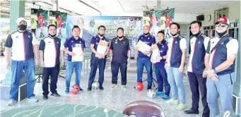  ??  ?? Azman (fifth left) posing for a photo with the West Coast Zone team at the end of their briefing.