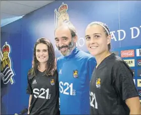  ?? FOTO: UNCITI ?? Juanjo Arregi, acompañado por las capitanas Itziar Gastearena y Sandra Ramajo