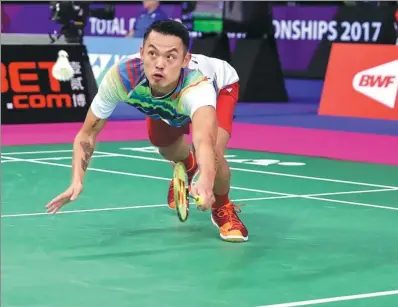  ?? XINHUA ?? Lin Dan of China, bidding for his sixth world title, stretches for a return in his first-round victory over Scotland’s Kieran Merrilees at the World Badminton Championsh­ips in Glasgow on Monday.