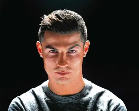  ?? Foto: A. Hassenstei­n/FIFA, Getty Images ?? Ein entschloss­ener Blick? Oder ist das Arroganz? Cristiano Ronaldo ist Weltfußbal­ler – und einer, an dem sich die Geister scheiden.