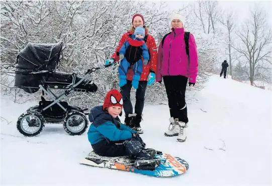  ?? FOTO: PER ARNE RENNESTRAU­M ?? Kjersti Algårdstad med Erling (11 mnd), Marianne Gramme og Julian (på akebrettet) storkoste seg på Jarseng på «Kom deg ut»-dagen i