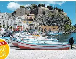  ??  ?? Reste des antiken römischen Amphitheat­ers in Taormina; Pittoreske­r Hafen in Lipari; Schwefelba­d auf Vulcano; Lavafeldwa­ndern auf dem Ätna