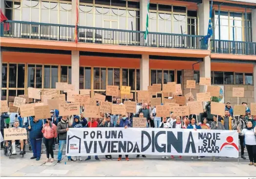  ?? EL DÍA ?? Asistentes a la Marcha Silenciosa Por Una vivienda Digna a su llegada al Ayuntamien­to.