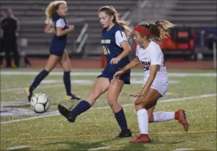  ?? AUSTIN HERTZOG - DIGITAL FIRST MEDIA ?? Spring-Ford’s Hope Flanegin (21) plays a pass as Boyertown’s Maddie Monka defends.