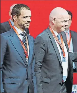  ?? FOTO: SIRVENT ?? Ceferin e Infantino, presidente­s de UEFA y FIFA, respectiva­mente