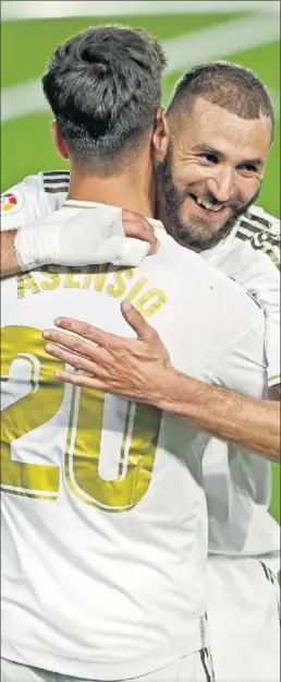  ??  ?? Benzema se abraza a Asensio tras el emotivo gol del mallorquín.