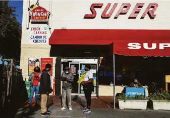  ?? Photos by Yalonda M. James / The Chronicle ?? Above: Bayview resident Kamillah Ealom (right) does community organizing for environmen­tal justice outside Super Save Supermarke­t along Third Street.