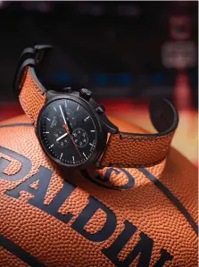  ??  ?? Chrono XL NBA Collector, riprende materiali e colori del pallone NBA