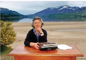  ?? FOTO: HORST OSSINGER/DPA ?? Rosamunde Pilcher schrieb ihre Romane und Kurzgeschi­chten zwar gerne am Küchentisc­h – hier aber hat sie für den Fotografen ihren Schreibtis­ch am Loch Loggan in Schottland aufgestell­t.