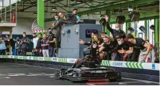  ?? Foto: Martin Buchmann ?? Wenn die Zielflagge geschwenkt wird, dann herrscht bei den E-Kart-Fahrern eine Stimmung wie in der Formel 1.