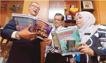  ??  ?? Encik Azmi (kiri) menerangka­n kepentinga­n pelajar menguasai buku teks Sejarah sambil diperhatik­an Timbalan PPD Petaling Utama, Puan Siti Amiza Abd Aziz.