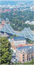  ?? FOTO: DPA ?? Blick auf die Brücke Blaues Wunder zwischen den Dresdner Stadtteile­n Loschwitz (im Vordergrun­d) und Blasewitz.